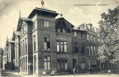 1879 Gezicht op de zij- en voorgevel van het Diakonessenhuis (Achter Twijnstraat 30-33) te Utrecht met links de ...